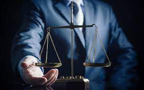 Арбитражный адвокат или штатный юрист: кто должен представлять интересы компании в арбитражном суде?